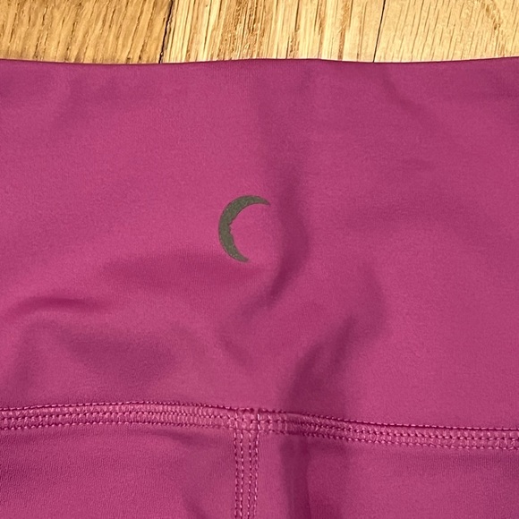 Zyia Light n Tight 7/8 24” Leggings, size 4, Bright Lilac Piping w/pocket - Picture 4 of 7